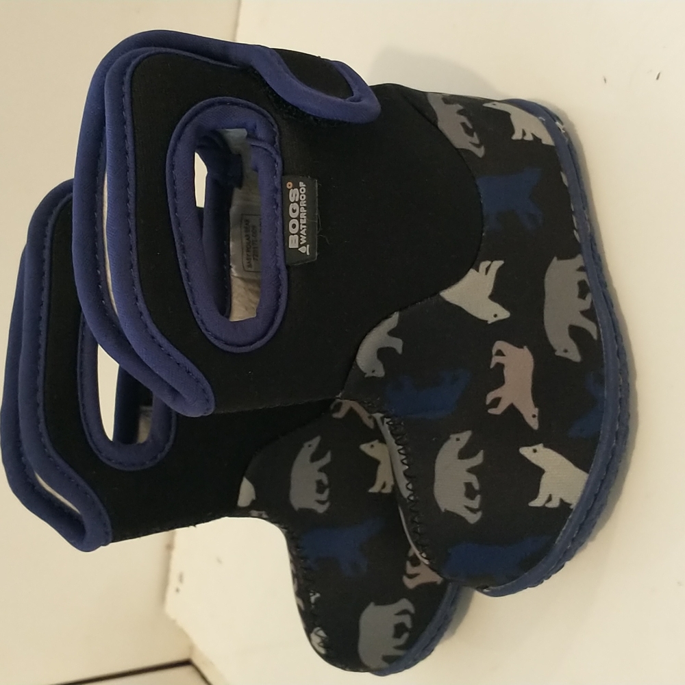 BOGS Baby size 4. Excellent like new condition.